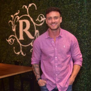 Vini Büttel Instagram - E foi dada a largada para mais um desafio e realização de um sonho: está oficialmente aberto o @reserva.rooftop . Obrigado a todos os amigos por terem vindo me prestigiar e fazer parte desse momento da minha vida. Grato por tudo o que passei para chegar até aqui e grato a vcs que me seguem e torcem por mim, saibam que tambem fazem parte desse sonho. 💚🏡🥩
