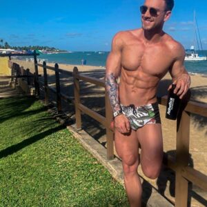 Vini Büttel Instagram - Enquanto uns não largam o copinho de cerveja (invejinha de leve), eu não largo minha coqueteleira com @bestwheyoficial . Mas verão é isso ai: Faça o que te fizer feliz♥️ #dragabrielacamargoteam