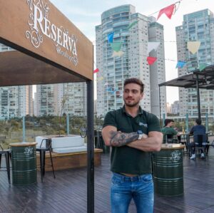 Vini Büttel Instagram - Há 5 meses atrás inaugurou o @reserva.rooftop e com isso virou meu projeto de vida. Ao encarar esse desafio, escolhi sair da zona de conforto para ser mais. Entre erros e acertos, vitórias e derrotas, sinto que me reinvento, me despedaço e me reconstruo e com isso cresço nessa trajetória. P.S : Não me canso dessa vista♥️🏡🥩