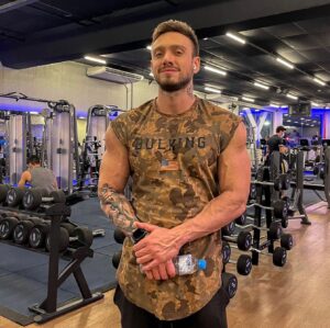 Vini Büttel Instagram - Quem faz sentido é soldado. E quem não se hidrata e fica no celular durante o treino é frango. Mais dicas sempre sinceras em breve.