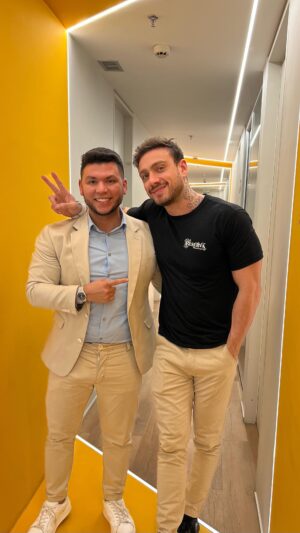 Vini Büttel Instagram - Cuidar antes, para envelhecer com qualidade!

#harmonizacaofacial não é exagero! 

Principalmente com #protocolovisage
Um erro comum das pessoas é achar que #harmonizaçãofacial é apenas preenchimento, nesse caso do meu amigo @vinibuttel utilizamos apenas #bioestimuladoresdecolágeno 

O #elleva da @rennovaoficial pode ajudar a corrigir delicadamente traços que nos envelhecem e incomodam como o #bigodechines

Resultado da primeira sessão associado com #proteinabotulinica

Se você tem vontade de fazer esse procedimento me encaminha esse vídeo no direct que eu posso te ajudar!

#drmarcioferro
#protocolovisage
#euusorennova 
#afazenda