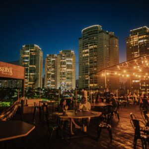 Vini Büttel Instagram - E foi dada a largada para mais um desafio e realização de um sonho: está oficialmente aberto o @reserva.rooftop . Obrigado a todos os amigos por terem vindo me prestigiar e fazer parte desse momento da minha vida. Grato por tudo o que passei para chegar até aqui e grato a vcs que me seguem e torcem por mim, saibam que tambem fazem parte desse sonho. 💚🏡🥩
