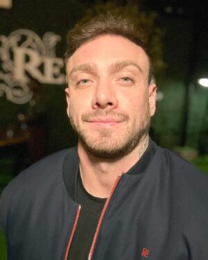 Vini Büttel Instagram - Oi, sumida! 👻 Uma selfie improvisada pq ja fazia mais de um mês sem postar nada e a blogueiragem exige esse engajamento. No mais, sigo vivendo muito, aprendendo muito e adubando a vida. Espero que vcs tambem estejam fazendo valer o que temos de mais importante: o tempo. ♥️