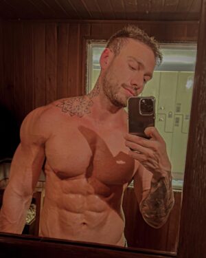 Vini Büttel Instagram - 👻! To postando essa foto, muito similar a ultima para fazer essa reflexão: Pequenas mudanças na rotina fazem toda diferença. E não adianta nada seu corpo estar bonito se a sua cabeça não está em paz. Um é reflexo do outro.Não somos máquinas: há dias em que acordamos bem, há dias em que não queremos sair da cama e há outros em que descontamos nossos problemas na comida. E tenho cada vez mais em mim a frase “Tudo Passa”. Seja algo bom ou ruim, passará. O importante é tentarmos tirar algum aprendizado disso tudo. 🙏🏻🤓♥️
