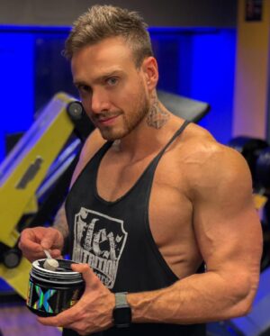 Vini Büttel Instagram - Olhei(1)->Bateu(2)💪🏻 e bateu tanto que vou SORTEAR o mais novo lançamento da @atlheticanutrition : Pré- Treino X HD!🔥 E se voce mora em Sp-Capital, ainda rola aquele treino cmg! Pra participar, aquela velha e boa blogueiragem: Tem que seguir a @atlheticanutrition e quanto mais comentar, mais chances! Sorteio rola domingo a noite, aviso nos stories. Ate lá😘