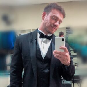 Vini Büttel Instagram - E também sabemos usar roupa chique (as vezes só😜). P.S 1 - Ainda estou aprendendo a arte da blogueiragem , não sou muito de registrar os momentos, por isso não posto tanto E obrigado @brunotaveiraalfaiataria por me salvar🙏🏻