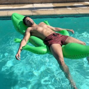 Vinn Sander Instagram - Float on, summer’s here ☀️🏖️

#pooltime #float #poolside #summervibes