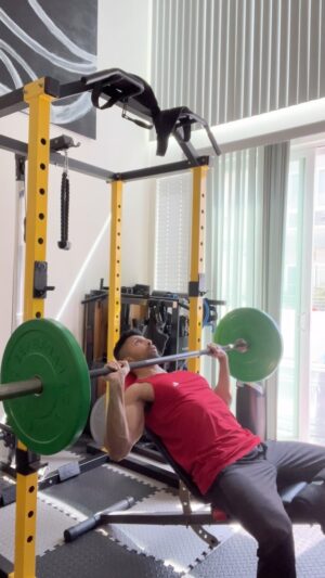 Vinn Sander Instagram - Lower the weight 
3-4 second negatives
2 second hold at bottom
10 reps
30 second rest between sets
Feel the burn 🔥

#workouttips #workoutmotivation #workout #noexcuses #chestday