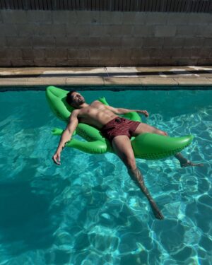 Vinn Sander Instagram - Float on, summer’s here ☀️🏖️

#pooltime #float #poolside #summervibes