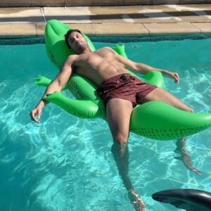 Vinn Sander Instagram - Float on, summer’s here ☀️🏖️

#pooltime #float #poolside #summervibes