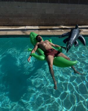 Vinn Sander Instagram - Float on, summer’s here ☀️🏖️

#pooltime #float #poolside #summervibes