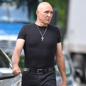 Vinnie Jones Instagram - @dailymail captures first look at Albi the Albanian behind the scenes in New York on @nbclawandorder @nbc “looking ripped” 😂👊🏻 

Link in my bio 

#behindthescene #organizedcrime #lawandorder #NewYork #dailymail