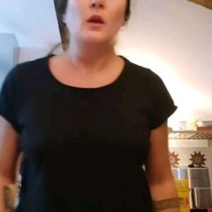 Viola Carofalo Instagram - Siamo pieni di rabbia per la censura qui sui social (shadowban, limitazioni) sui contenuti che riguardano la Pal3stina. È comprensibile: si tratta pur sempre di aziende private, con le loro regole. 
La censura di Governi che si dicono democratici e che impediscono di manifestare, di esporre bandiere, di esprimere un pensiero critico è invece, semplicemente, inaccettabile.