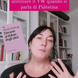 Viola Carofalo Instagram - Perché non bisognerebbe utilizzare il TW quando si parla di Palestina?

Poco meno di vent'anni fa Susan Sontag  pubblica un libro sul rapporto tra le immagini della sofferenza altrui e l'eco che queste producono in noi.

“Lasciamoci ossessionare dalle immagini più atroci”, scrive, capaci di mostrare “ciò che gli esseri umani sono capaci di fare”, e di evidenziare “come i nostri privilegi si collocano sulla carta geografica”.

L'immagine può farci fare esperienza indiretta è ciò che non viviamo in prima persona ma di cui non possiamo non sentirci coinvolti: le guerre, gli stermini, le ingiustizie.
Sontag individua nell'immagine della sofferenza altrui la capacità di accendere una “scintilla” che ci porti all'azione.
Tra le molte questioni affrontate nel libro c’è quella dell'ipersaturazione: essere esposti continuamente tramite i media a immagini di violenza può anestetizzarci? Renderci meno sensibili e pronti a reagire di fronte all'ingiustizia o alla sofferenza? Per Sontag l'immagine deve colpirci e colpirci forte.

Vent'anni dopo ci troviamo in un clima culturale completamente diverso.
Il TW e il suo uso, anzi si dovrebbe dire il suo abuso, rimandano a una visione completamente diversa o meglio a un'inversione delle priorità. Non devo essere toccato, quello che accade dall'altra parte del mondo mi deve implicare se e solo se sono io a deciderlo.

 Parlando della società attuale B.-C. Han la descrive come algofobica: terrorizzata dal dolore. 
Ho paura che l'esperienza traumatica di un altro possa fare eco con la mia. La nostra attenzione alla salute mentale rischia di diventare in alcuni casi un comodo travestimento per l'individualismo e per non farci investire dalla realtà. Quello che accade fuori accadrebbe lo stesso, che io lo veda o meno, mi si potrebbe rispondere.
Se lo vedo allora posso cambiarlo. L'algofobia è l'altra faccia dell'impotenza e della passività. 
Non siamo noi i responsabili di questa mistificazione: ci hanno insegnato che non possiamo fare niente, che non possiamo cambiare niente (continua nel primo commento)