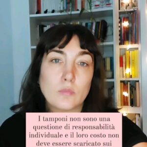 Viola Carofalo Instagram - Avete fatto il tampone? Siete positivi? Bhe non siete soli (no, io per fortuna no 🤘 ma molti dei miei conoscenti lo sono). Ma siamo sicuri che tamponarsi sia una questione di responsabilità individuale e un costo che dobbiamo sopportare noi come privatə cittadinə? Io dico di no.
Negli USA stanno per inviare 500 milioni di tamponi gratuiti alla popolazione. Significa che si può fare se c’è la volontà politica, anche da noi in Italia.