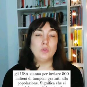 Viola Carofalo Instagram - Avete fatto il tampone? Siete positivi? Bhe non siete soli (no, io per fortuna no 🤘 ma molti dei miei conoscenti lo sono). Ma siamo sicuri che tamponarsi sia una questione di responsabilità individuale e un costo che dobbiamo sopportare noi come privatə cittadinə? Io dico di no.
Negli USA stanno per inviare 500 milioni di tamponi gratuiti alla popolazione. Significa che si può fare se c’è la volontà politica, anche da noi in Italia.