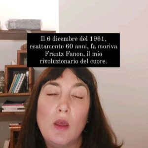 Viola Carofalo Instagram - Il 6 dicembre del 1961, esattamente 60 anni, fa moriva Frantz Fanon, il mio rivoluzionario del cuore ❤ 🔥

Perchè dovremmo leggerlo e rileggerlo oggi? Ci sono almeno 3 buone ragioni:

1 - Perchè in un'epoca di precarietà radicale, in cui è difficile riconoscere il proletariato nel senso classico (e ormai un po' sbiadito) del termine, la categoria di "dannato" - che lui aveva coniato per i colonizzati ma che va benissimo anche per noi - ci aiuta a comprendere e analizzare la condizione degli oppressi, oggi. 

2 - Perchè "estendendo" (questo è il termine che usava lui) le categorie del marxismo ci aiuta a capire che le battaglie per la dignità, per il riconoscimento, per il salario, per l'esistenza, addirittura per l'amore, non sono che un'unica lotta.

3 - Perchè de-individualizzando la questione della "follia" ci insegna che la salute mentale non è solo un problema collettivo e sociale, ma eminentemente politico.

#frantzfanon