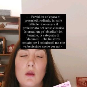 Viola Carofalo Instagram - Il 6 dicembre del 1961, esattamente 60 anni, fa moriva Frantz Fanon, il mio rivoluzionario del cuore ❤ 🔥

Perchè dovremmo leggerlo e rileggerlo oggi? Ci sono almeno 3 buone ragioni:

1 - Perchè in un'epoca di precarietà radicale, in cui è difficile riconoscere il proletariato nel senso classico (e ormai un po' sbiadito) del termine, la categoria di "dannato" - che lui aveva coniato per i colonizzati ma che va benissimo anche per noi - ci aiuta a comprendere e analizzare la condizione degli oppressi, oggi. 

2 - Perchè "estendendo" (questo è il termine che usava lui) le categorie del marxismo ci aiuta a capire che le battaglie per la dignità, per il riconoscimento, per il salario, per l'esistenza, addirittura per l'amore, non sono che un'unica lotta.

3 - Perchè de-individualizzando la questione della "follia" ci insegna che la salute mentale non è solo un problema collettivo e sociale, ma eminentemente politico.

#frantzfanon