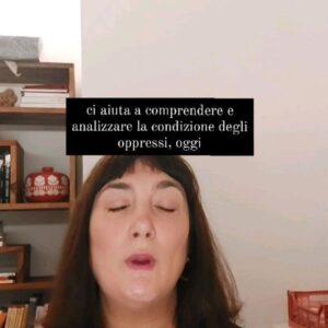 Viola Carofalo Instagram - Il 6 dicembre del 1961, esattamente 60 anni, fa moriva Frantz Fanon, il mio rivoluzionario del cuore ❤ 🔥

Perchè dovremmo leggerlo e rileggerlo oggi? Ci sono almeno 3 buone ragioni:

1 - Perchè in un'epoca di precarietà radicale, in cui è difficile riconoscere il proletariato nel senso classico (e ormai un po' sbiadito) del termine, la categoria di "dannato" - che lui aveva coniato per i colonizzati ma che va benissimo anche per noi - ci aiuta a comprendere e analizzare la condizione degli oppressi, oggi. 

2 - Perchè "estendendo" (questo è il termine che usava lui) le categorie del marxismo ci aiuta a capire che le battaglie per la dignità, per il riconoscimento, per il salario, per l'esistenza, addirittura per l'amore, non sono che un'unica lotta.

3 - Perchè de-individualizzando la questione della "follia" ci insegna che la salute mentale non è solo un problema collettivo e sociale, ma eminentemente politico.

#frantzfanon