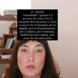 Viola Carofalo Instagram - Il 6 dicembre del 1961, esattamente 60 anni, fa moriva Frantz Fanon, il mio rivoluzionario del cuore ❤ 🔥

Perchè dovremmo leggerlo e rileggerlo oggi? Ci sono almeno 3 buone ragioni:

1 - Perchè in un'epoca di precarietà radicale, in cui è difficile riconoscere il proletariato nel senso classico (e ormai un po' sbiadito) del termine, la categoria di "dannato" - che lui aveva coniato per i colonizzati ma che va benissimo anche per noi - ci aiuta a comprendere e analizzare la condizione degli oppressi, oggi. 

2 - Perchè "estendendo" (questo è il termine che usava lui) le categorie del marxismo ci aiuta a capire che le battaglie per la dignità, per il riconoscimento, per il salario, per l'esistenza, addirittura per l'amore, non sono che un'unica lotta.

3 - Perchè de-individualizzando la questione della "follia" ci insegna che la salute mentale non è solo un problema collettivo e sociale, ma eminentemente politico.

#frantzfanon