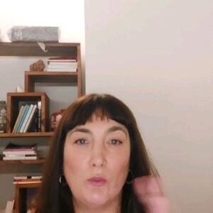 Viola Carofalo Instagram - Il 6 dicembre del 1961, esattamente 60 anni, fa moriva Frantz Fanon, il mio rivoluzionario del cuore ❤ 🔥

Perchè dovremmo leggerlo e rileggerlo oggi? Ci sono almeno 3 buone ragioni:

1 - Perchè in un'epoca di precarietà radicale, in cui è difficile riconoscere il proletariato nel senso classico (e ormai un po' sbiadito) del termine, la categoria di "dannato" - che lui aveva coniato per i colonizzati ma che va benissimo anche per noi - ci aiuta a comprendere e analizzare la condizione degli oppressi, oggi. 

2 - Perchè "estendendo" (questo è il termine che usava lui) le categorie del marxismo ci aiuta a capire che le battaglie per la dignità, per il riconoscimento, per il salario, per l'esistenza, addirittura per l'amore, non sono che un'unica lotta.

3 - Perchè de-individualizzando la questione della "follia" ci insegna che la salute mentale non è solo un problema collettivo e sociale, ma eminentemente politico.

#frantzfanon