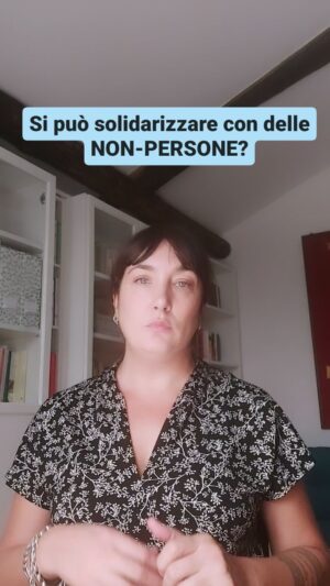 Viola Carofalo Instagram - È sempre più evidente il doppio standard applicato nel racconto delle vittime isr43l1an3 e p4l3st1n3s1: delle prime sappiamo tutto -  i gusti musicali, la scuola che frequentano e gli sport che praticano, abbiamo le loro foto sorridenti sulle prime pagine dei giornali - le seconde sono rappresentate solo come un ammasso di corpi informi, senza nome e senza storia. L'unica rappresentazione loro concessa è quella della mostrificazione: bestie senza scrupoli e senza ideali alle quali non è possibile accordare alcuna pietà o, tantomeno, solidarietà.
