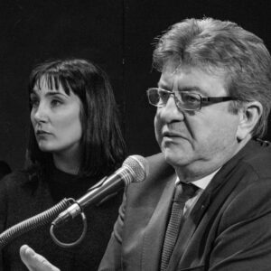 Viola Carofalo Instagram - Oggi in Francia su è votato per l'elezione del Presidente, andranno al ballottaggio Macron e Le Pen. Male, molto male. 
Ma J.L. Melanchon li segue a ruota con un gran risultato (21%).

Questa foto è di 4 anni fa @exopgjesopazzo , ci sono molto affezionata, il perché lo trovate tutto nelle parole di @salvatore_prinzi
"Non avete idea di quante persone "famose" conosciamo (...) che in privato ci dicono: sì io sono d'accordo con voi, ma non posso espormi perché siete piccoli, perché non voglio associarmi a un partito politico, perché, perché... Perché in definitiva ci vado a perdere (...). Tutti a farsi i calcoli.     
Mélenchon se ne fregava di questi ragionamenti che alla fine rispecchiano l'ordine valoriale dei padroni. Perché noi non siamo mai stati dove conviene, dove ci torna qualcosa, ma dove è giusto. 
Sapeva che noi avremmo preso molto poco, noi non gli avevamo mentito. Sapeva che era un miracolo in Italia per un movimento di alternativa radicale, oscurato dai media, superare l'1%. "Io me ne frego di quanto prenderete. Non è questo che conta. L'importante è che ci siate. Che in Italia sia finalmente nato qualcosa di nuovo". 
E anche dopo le elezioni, ci invitò a continuare, a costruire a poco a poco radicamento, perché anche a loro i risultati erano giunti con tempo e fatica. 
Ecco, stasera, vedendo che Mélenchon sta sfiorando il miracolo, è andato oltre il 20% - nonostante sia da anni attaccato dai media, che ovviamente preferiscono parlare dell'estrema destra per poter poi presentare Macron come "baluardo" di civiltà; nonostante la stessa sinistra lo abbia chiamato "bollito", denigrato - non posso non pensare che la chiave del successo dell'Union Populaire sta anche in questo atteggiamento. 
Non è un caso se Mélenchon è il più votato fra i giovani fino a 35 anni, nei Territori di Oltremare, fra le parti più attive della società... 
Umiltà, voglia di imparare, coraggio per le proprie idee, nessuna subordinazione mentale ai valori dei nostri nemici, sapere che a volte ci vuole tempo, che da qualche parte bisogna pur partire. E COERENZA."