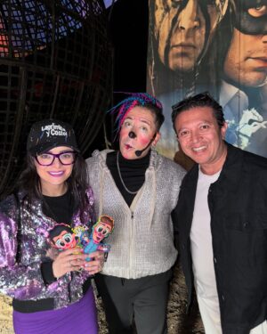 Violeta Isfel Instagram - La vida te llena de sorpresas cuando menos lo esperas, hoy confirmo que los sueños se cumplen cuando tienen que cumplirse; mi niña interior está llena de alegría por esta hermosa oportunidad de conocerte @lagrimitatv gracias, gracias, gracias 🙏🏻 por regresarme a esos días en los que te disfrutaba desde la sala de mi casa siendo tan pequeña y llenabas mi carita con sonrisas y carcajadas. 
Es maravilloso revivir esos momentos ahora al lado de tu hijo @costeloficial y mi familia. 
Agradezco a la divinidad por permitirme conocerte y poder abrazarte, significó mucho para mí. 🫂
Te admiro muchísimo, por favor sigue llenado de sonrisas y alegría a todos los niños del mundo. 

#violetaisfel #circo #lagrimitaycostel #feliz 
#morado 
¿Tienes algún recuerdo de @lagrimitatv y @costeloficial? 
Cuéntame en los comentarios cuál