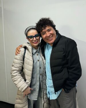 Violeta Isfel Instagram - La vida te llena de sorpresas cuando menos lo esperas, hoy confirmo que los sueños se cumplen cuando tienen que cumplirse; mi niña interior está llena de alegría por esta hermosa oportunidad de conocerte @lagrimitatv gracias, gracias, gracias 🙏🏻 por regresarme a esos días en los que te disfrutaba desde la sala de mi casa siendo tan pequeña y llenabas mi carita con sonrisas y carcajadas. 
Es maravilloso revivir esos momentos ahora al lado de tu hijo @costeloficial y mi familia. 
Agradezco a la divinidad por permitirme conocerte y poder abrazarte, significó mucho para mí. 🫂
Te admiro muchísimo, por favor sigue llenado de sonrisas y alegría a todos los niños del mundo. 

#violetaisfel #circo #lagrimitaycostel #feliz 
#morado 
¿Tienes algún recuerdo de @lagrimitatv y @costeloficial? 
Cuéntame en los comentarios cuál
