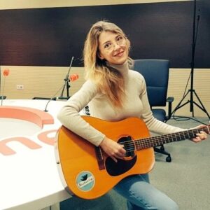 Virginia Maestro Instagram - Buenos días, acabo de estar en la radio hablando del concierto del 16 en Madrid en @salabuhorealbar . Cuando no sabes posar y se te cae la cabeza para atrás. Gracias a Berta, Marta, Nico, ay qué equipazo. Qué bonito cuando te tratan tan bonico. Deseando volver a @rne 🙏🏻❤
Feliz domingo de sol azul
Tenéis los tickets en mi bio ⭐