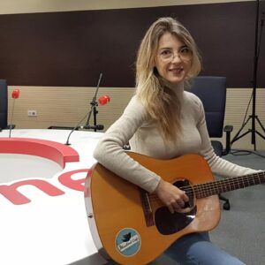 Virginia Maestro Instagram - Buenos días, acabo de estar en la radio hablando del concierto del 16 en Madrid en @salabuhorealbar . Cuando no sabes posar y se te cae la cabeza para atrás. Gracias a Berta, Marta, Nico, ay qué equipazo. Qué bonito cuando te tratan tan bonico. Deseando volver a @rne 🙏🏻❤
Feliz domingo de sol azul
Tenéis los tickets en mi bio ⭐