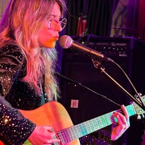 Virginia Maestro Instagram - Gracias por el SOLD OUT de anoche. A @salabuhorealbar por contar conmigo, a mi querida @andrea_aller por cuidarnos tanto. A los invitados maravillosos que compartieron su talento conmigo @miguel__larios @mer.mevan y @ricardopeces98 🙏🏻💙
Fue una noche preciosa y divertida.
No os perdáis a las artistas de marzo en esta sala tan bonica.
Besos y abrazos de domingo 🐦