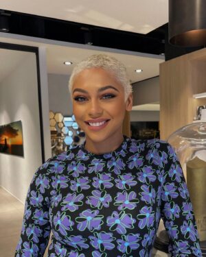 Virginie Philippot Instagram - Call me storm 🌩

Merci @mitchells_coiffure
