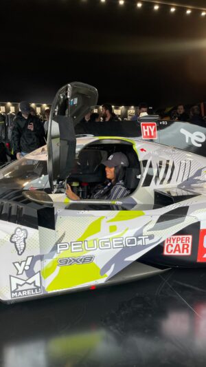 Virginie Philippot Instagram - Rien ne peut égaler l’ambiance et la passion qui règnent lors des 24 Heures du Mans 🏎💥

#peugeotsport #peugeot9x8 #WEC #LeMans24 #racinglife