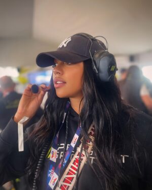 Virginie Philippot Instagram - 🏎💥 : QUEL MOMENT DE FOLIE !!!! 

Merci @peugeot pour cette expérience incroyable sur le circuit légendaire des 24 Heures du Mans. Je réalise à quel point j'ai de la chance de vivre ces instants. Surtout pour ceux qui me suivent, vous savez à quel point je peux parfois manquer de stabilité mentale, et ce genre de week-end me permet de m'évader et de me plonger dans un bonheur absolu lié à l'automobile ! 

JE KIIIIIFFFFFFFF TROP ! 

Merci pour ces moments inoubliables et cette émotion de bonheur. 🔋

Et merci @wimverloy pour l’invitation 🥹

 #24hlemans #peugeotsport #peugeot9x8 #WEC #lemans24 #motorracing #race #raceday #racing