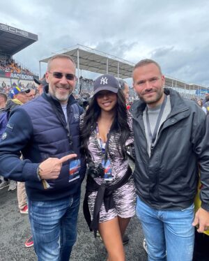 Virginie Philippot Instagram - 🏎💥 : QUEL MOMENT DE FOLIE !!!! 

Merci @peugeot pour cette expérience incroyable sur le circuit légendaire des 24 Heures du Mans. Je réalise à quel point j'ai de la chance de vivre ces instants. Surtout pour ceux qui me suivent, vous savez à quel point je peux parfois manquer de stabilité mentale, et ce genre de week-end me permet de m'évader et de me plonger dans un bonheur absolu lié à l'automobile ! 

JE KIIIIIFFFFFFFF TROP ! 

Merci pour ces moments inoubliables et cette émotion de bonheur. 🔋

Et merci @wimverloy pour l’invitation 🥹

 #24hlemans #peugeotsport #peugeot9x8 #WEC #lemans24 #motorracing #race #raceday #racing