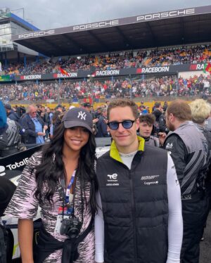 Virginie Philippot Instagram - 🏎💥 : QUEL MOMENT DE FOLIE !!!! 

Merci @peugeot pour cette expérience incroyable sur le circuit légendaire des 24 Heures du Mans. Je réalise à quel point j'ai de la chance de vivre ces instants. Surtout pour ceux qui me suivent, vous savez à quel point je peux parfois manquer de stabilité mentale, et ce genre de week-end me permet de m'évader et de me plonger dans un bonheur absolu lié à l'automobile ! 

JE KIIIIIFFFFFFFF TROP ! 

Merci pour ces moments inoubliables et cette émotion de bonheur. 🔋

Et merci @wimverloy pour l’invitation 🥹

 #24hlemans #peugeotsport #peugeot9x8 #WEC #lemans24 #motorracing #race #raceday #racing