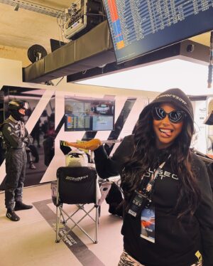 Virginie Philippot Instagram - 🏎💥 : QUEL MOMENT DE FOLIE !!!! 

Merci @peugeot pour cette expérience incroyable sur le circuit légendaire des 24 Heures du Mans. Je réalise à quel point j'ai de la chance de vivre ces instants. Surtout pour ceux qui me suivent, vous savez à quel point je peux parfois manquer de stabilité mentale, et ce genre de week-end me permet de m'évader et de me plonger dans un bonheur absolu lié à l'automobile ! 

JE KIIIIIFFFFFFFF TROP ! 

Merci pour ces moments inoubliables et cette émotion de bonheur. 🔋

Et merci @wimverloy pour l’invitation 🥹

 #24hlemans #peugeotsport #peugeot9x8 #WEC #lemans24 #motorracing #race #raceday #racing