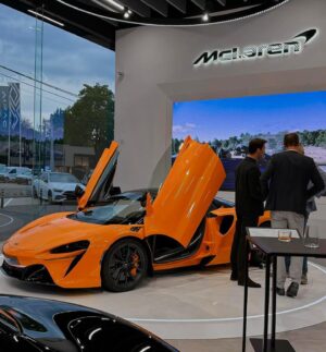 Virginie Philippot Instagram - Afterwork #mclaren 🥂
🧡 Discovering THE NEW MCLAREN ARTURA 📸 1

#mclaren #mclarenartura #artura #car #carsofinstagram #carporn