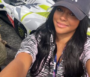 Virginie Philippot Instagram - Un week-end au cœur de la légende des 24 Heures du Mans avec @peugeot. Tellement reconnaissante pour cette opportunité. 🥹♥️

 #24hlemans #peugeotsport #peugeot9x8 #WEC #lemans24