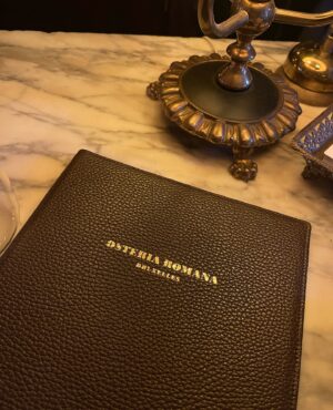 Virginie Philippot Instagram - ✨ Une soirée magique chez le meilleur restaurant italien de Bruxelles @osteriaromanabruxelles ! 🇮🇹 Chaque bouchée est un véritable voyage en Italie. Mention spéciale pour leur carbonara, la meilleure que j’ai jamais goûtée ! 😍 Un véritable délice pour les papilles. Messieurs, c’est l’endroit parfait pour amener vos femmes en date, l’ambiance y est tellement romantique ! 
❤️

Un bijou culinaire ! ✨

 #Foodie #BrusselsEats #ItalianCuisine #Gastronomy