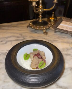 Virginie Philippot Instagram - ✨ Une soirée magique chez le meilleur restaurant italien de Bruxelles @osteriaromanabruxelles ! 🇮🇹 Chaque bouchée est un véritable voyage en Italie. Mention spéciale pour leur carbonara, la meilleure que j’ai jamais goûtée ! 😍 Un véritable délice pour les papilles. Messieurs, c’est l’endroit parfait pour amener vos femmes en date, l’ambiance y est tellement romantique ! 
❤️

Un bijou culinaire ! ✨

 #Foodie #BrusselsEats #ItalianCuisine #Gastronomy