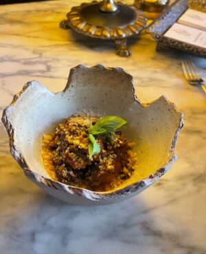 Virginie Philippot Instagram - ✨ Une soirée magique chez le meilleur restaurant italien de Bruxelles @osteriaromanabruxelles ! 🇮🇹 Chaque bouchée est un véritable voyage en Italie. Mention spéciale pour leur carbonara, la meilleure que j’ai jamais goûtée ! 😍 Un véritable délice pour les papilles. Messieurs, c’est l’endroit parfait pour amener vos femmes en date, l’ambiance y est tellement romantique ! 
❤️

Un bijou culinaire ! ✨

 #Foodie #BrusselsEats #ItalianCuisine #Gastronomy