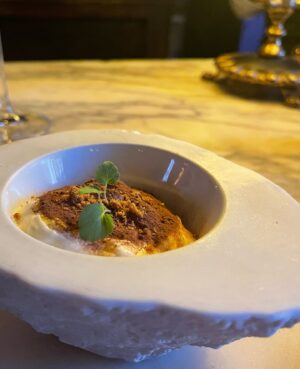 Virginie Philippot Instagram - ✨ Une soirée magique chez le meilleur restaurant italien de Bruxelles @osteriaromanabruxelles ! 🇮🇹 Chaque bouchée est un véritable voyage en Italie. Mention spéciale pour leur carbonara, la meilleure que j’ai jamais goûtée ! 😍 Un véritable délice pour les papilles. Messieurs, c’est l’endroit parfait pour amener vos femmes en date, l’ambiance y est tellement romantique ! 
❤️

Un bijou culinaire ! ✨

 #Foodie #BrusselsEats #ItalianCuisine #Gastronomy