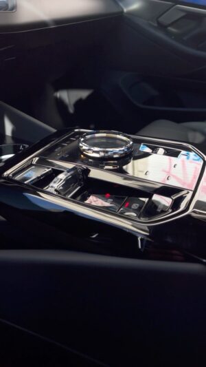 Virginie Philippot Instagram - Découvrez le joyau de l’intérieur : chaque détail de la nouvelle BMW Série 5 électrique est une œuvre d’art fonctionnelle. L’expérience d’un intérieur raffiné qui définit la perfection. 💎

#BMW #Série5Electrique #bijoux #bmwserie5 #car #carlovers