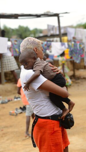 Virginie Philippot Instagram - Je n’ai pas de mots pour exprimer mes émotions ou les sentiments que je ressens lors de ce voyage, mis à part l’amour et le bonheur. ❤️‍🔥🇨🇩
Ce voyage m’a tellement appris de choses ! Je ne pourrai jamais assez remercier @vzwmaisonmaurice pour ces moments si précieux à Kinsangani. Quand je regarde cette vidéo, je ne peux m’empêcher de pleurer tant il était difficile de les quitter.😔 Cette grande famille, avec les personnalités de ces petits bouts comme César, Pascale ou encore Jérémy 😂, m’a profondément touchée en si peu de temps. Un instinct maternel s’est éveillé en moi. ( Je n’ose même pas imaginer mon état si j’avais été parent. ) En tout cas, je remercie l’univers de m’avoir permis de rencontrer ces enfants qui font désormais partie de ma famille. 🫂♥️

Je ferai tout ce qu’il faut pour les aider de tout mon cœur. ❤️‍🔥 #godplan #maisonmaurice