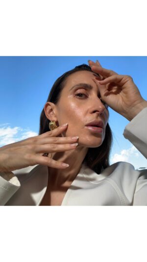 Virginie Vandelac Instagram - La beauté d’être lumineux!!

Je ne le dirai jamais assez mais pour avoir de l’éclat, il est primordial d’abord et avant tout, d’avoir une routine de soin appropriée. Si c’est la luminosité que l’on cherche alors on opte pour des soins qui vont nous l’offrir. 
Aujourd’hui je vous parle de la gamme LUMINESCENCE de @watierofficial qui apporte cette luminosité par l’hydratation. C’est une nouvelle gamme composée d’ingrédients canadiens. 
Super rafraîchissante!! 

#watiersociety #beautyofbeing #sponsored