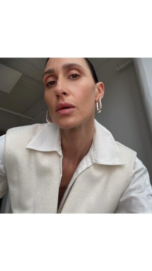 Virginie Vandelac Instagram - 4 étapes et 4 produits pour accomplir un maquillage de sourcils plus épais , plus fournis, plus foncé et plus défini… 
En effet, ce n’est pas « low maintenance » et c’est un engagement de temps mais ce truc fonctionne alors je partage en espérant que ça vous aide 🤍

Vous pouvez retrouver les références de ces 4 produits dans la section Beauty/Sourcils de mon Shopmy -lien en bio-