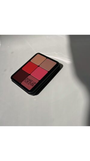 Virginie Vandelac Instagram - OMG ! Cette palette reformulée est juste parfaite et tombe à point dans ma vie !! 

La nouvelle HD SKIN FACE ESSENTIALS PALETTE @makeupforever possède tout ce dont on a besoin et/ou nous permet de faire nos propres mélanges. 
La formule plus clean est facile à appliquer, s’étire bien donc peu de produit est nécessaire, le fini est naturel et lumineux. 
Ces fards crème sont hydrofuges donc très longue tenue ! J’ai testé plusieurs fois sur plusieurs jours déjà et je l’adore !! 

Seulement 2 teintes sont dispo chez @sephoracanada mais toutes les autres le sont chez @proloftca 
Nb: Obtenez 15% de rabais sur les produits en en écrivant un e-mail à l’adresse 
info@makeupforever.ca et en indiquant le Code promo Virginie Vandelac en en-tête du email. 
Cette adresse courriel est celle du bureau chef de mtl (Proloft) et ce sont les gens qui y travaillent qui s’occuperont personnellement de votre commande :) 

J’utilise la Palette #1 dans cette vidéo