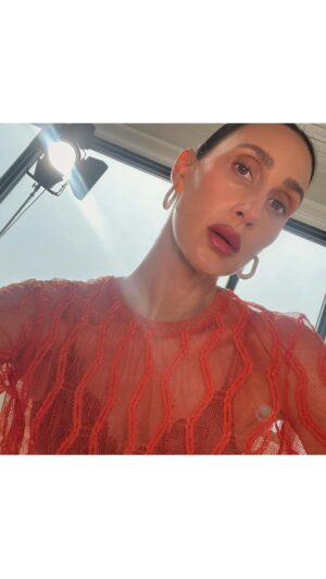 Virginie Vandelac Instagram - 2 looks | 3 produits 

Tu possèdes un blush trop foncé dans ta trousse et tu souhaites t’en débarrasser ? Essaie de le mélanger avec ton cache-cernes et tu verras que ça lui donne un tout autre look !! 
Tu ne sais pas comment utiliser ton bâton contour ? Regardes ici le look 2, ça peut te donner des idées :) 

Produits utilisés : 
Rouge à lèvres 02 icon pop @cliniquecanada 
Terracotta concealer 3N @guerlain 
Contour Stylus Marble @victoriabeckhambeauty  Boucles d’oreilles @_jennybird  Chandail @zara 

#makeuphack #viral #hack #concealerhack